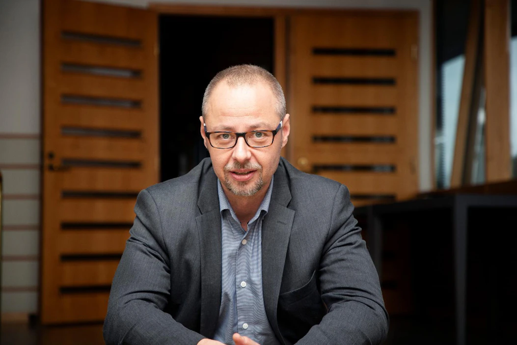 "Työmarkkinaneuvotteluissa on katsottava viisi vuotta eteenpäin eikä kahta vuotta taaksepäin. Metsäteollisuuden hyvä suhdanne on sinänsä toteutunut jo lisinä palkoissa. Näkymät ovat huomattavasti heikommat kuin viime kierroksella, jolloin sopimuskorotukset olivat vuositasolla 1,6 prosenttia", sanoo Metsäteollisuus ry:n työmarkkinajohtaja Jyrki Hollmén.