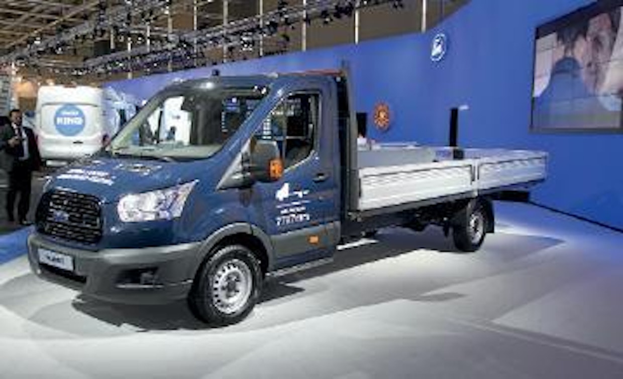 Fordin pakettiautomallisto on täydentynyt mm. jatko-ohjaamoalustalla sekä kuvan erikoispitkällä Super Jumbo L5 -alustalla, joka on kaikkien aikojen pisin Transit. Kokonaispituus on 7 797 milliä, kääntösäde 15,8 metriä. Autoon voi kuormata 5,2 metriä pitkiä tavaroita.