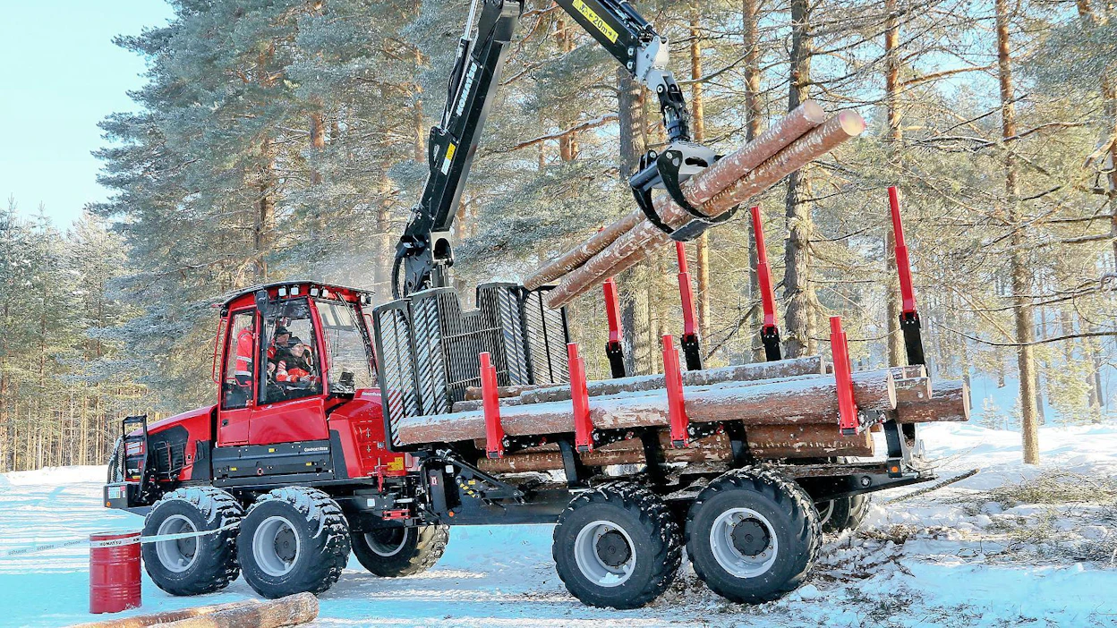 Komatsu esitteli uutta SmartFlow-ratkaisuaan Sotkamon esittelytilaisuudessa. Siellä järjestelmä oli asennettuna 875-kuormatraktoriin ja oli kaikkien halukkaiden kokeiltavana. Täydetkin taakat siirtyivät napakasti, mutta pehmein liikkein. Hymy oli herkässä kokeilijoilla.