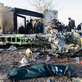 Kaikki maahan syöksyneessä ukrainlaiskoneessa olleet 176 ihmistä kuolivat. LEHTIKUVA/AFP