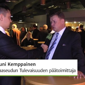 MT:n Keski-Suomen aluetoimittaja Jukka Koivula haastatteli päätoimittaja Jouni Kemppaista satavuotisjuhlallisuuksien keskellä Jyväskylän Paviljongissa.