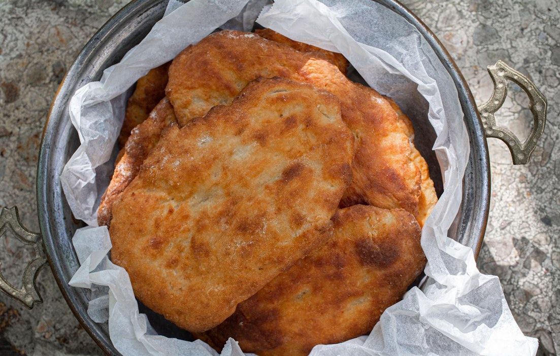 Kullankeltaiset naanleivät on voideltu lämpiminä voisulalla.