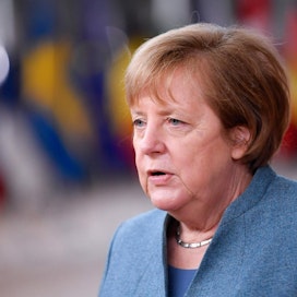 Saksan liittokansleri Merkel sopi uusista valtakunnallisista rajoitteista osavaltioiden johtajien kanssa sunnuntaina käydyissä neuvotteluissa. Rajoitukset tulivat voimaan tänään. LEHTIKUVA/AFP