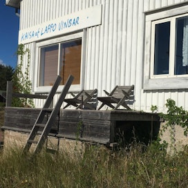 Ankea terassi. Kausi oli ohitse Ahvenanmaalla Brändön Lappossa jo 7. elokuuta . Lappon Kaisan viinibaari terasseineen oli kiinni.