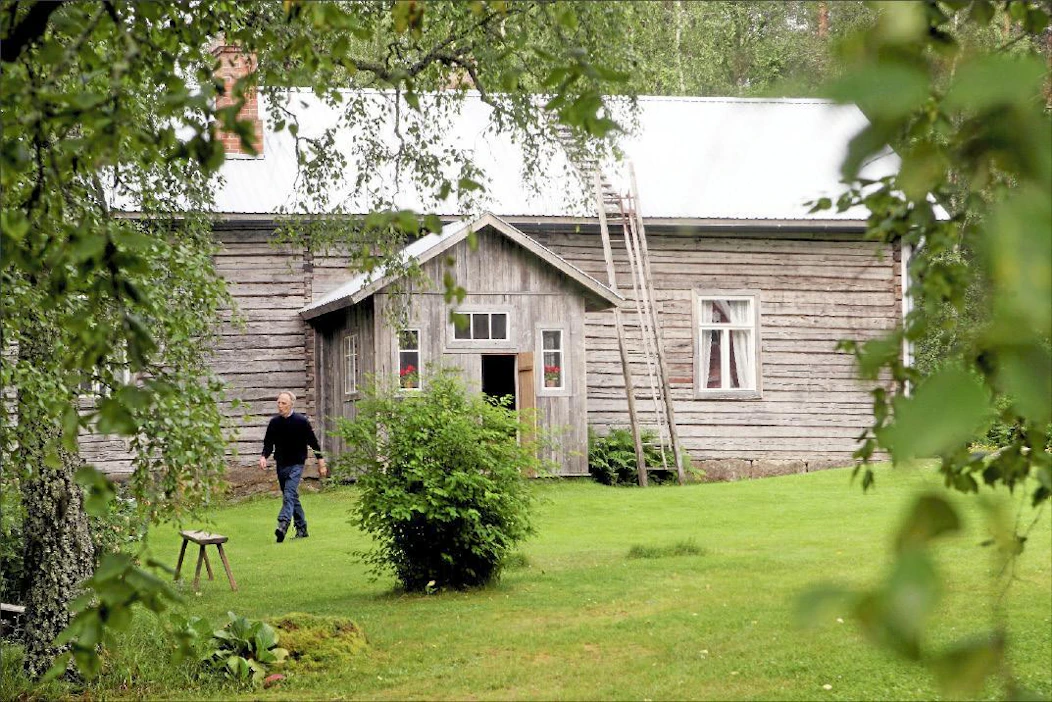 Talonpoikaismuseon päärakennus on vanha hirsinen maalaistalo. Pentti Siivonen kävelee pihalla kuin isäntä konsanaan. Kari Salonen