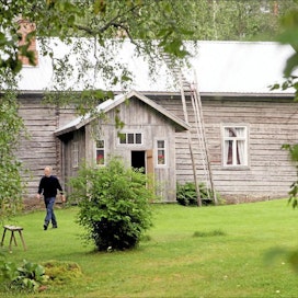 Talonpoikaismuseon päärakennus on vanha hirsinen maalaistalo. Pentti Siivonen kävelee pihalla kuin isäntä konsanaan. Kari Salonen
