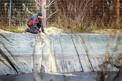 ”Teen tästä riistavahinkoilmoituksen. Säiliölle on ilkivaltavakuutus, mutta ei se korvaa karhujen tekemiä vahinkoja”, sanoo Jukka Kinnunen.