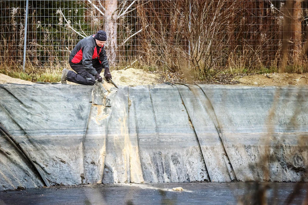 ”Teen tästä riistavahinkoilmoituksen. Säiliölle on ilkivaltavakuutus, mutta ei se korvaa karhujen tekemiä vahinkoja”, sanoo Jukka Kinnunen.