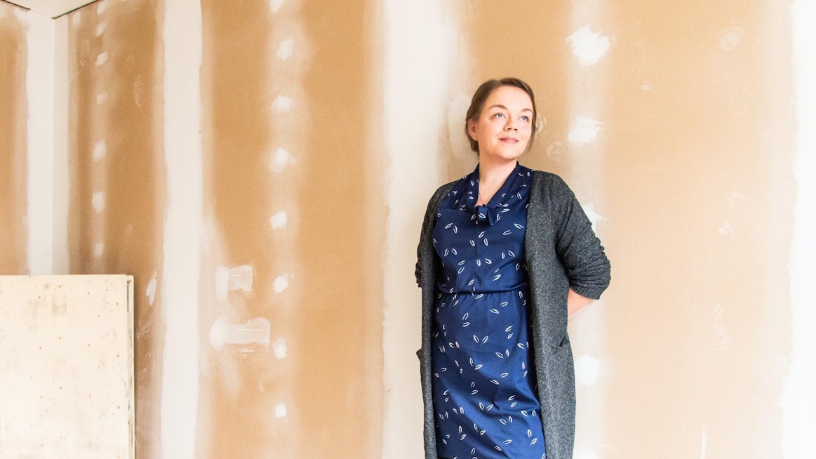 Anna-Kaisa Linna-Aho alkoi miehensä kanssa rakentaa omakotitaloa Hämeenlinnaan viime kesänä. Valmista piti olla jo helmikuussa, mutta muun muassa korona on venyttänyt aikataulua. Puoliso on tehnyt suurimman osan työstä, mutta Linna-Aho on auttanut missä on osannut. Vähäisen vapaa-aikansa hän käyttää toisen kirjansa kirjoittamiseen.