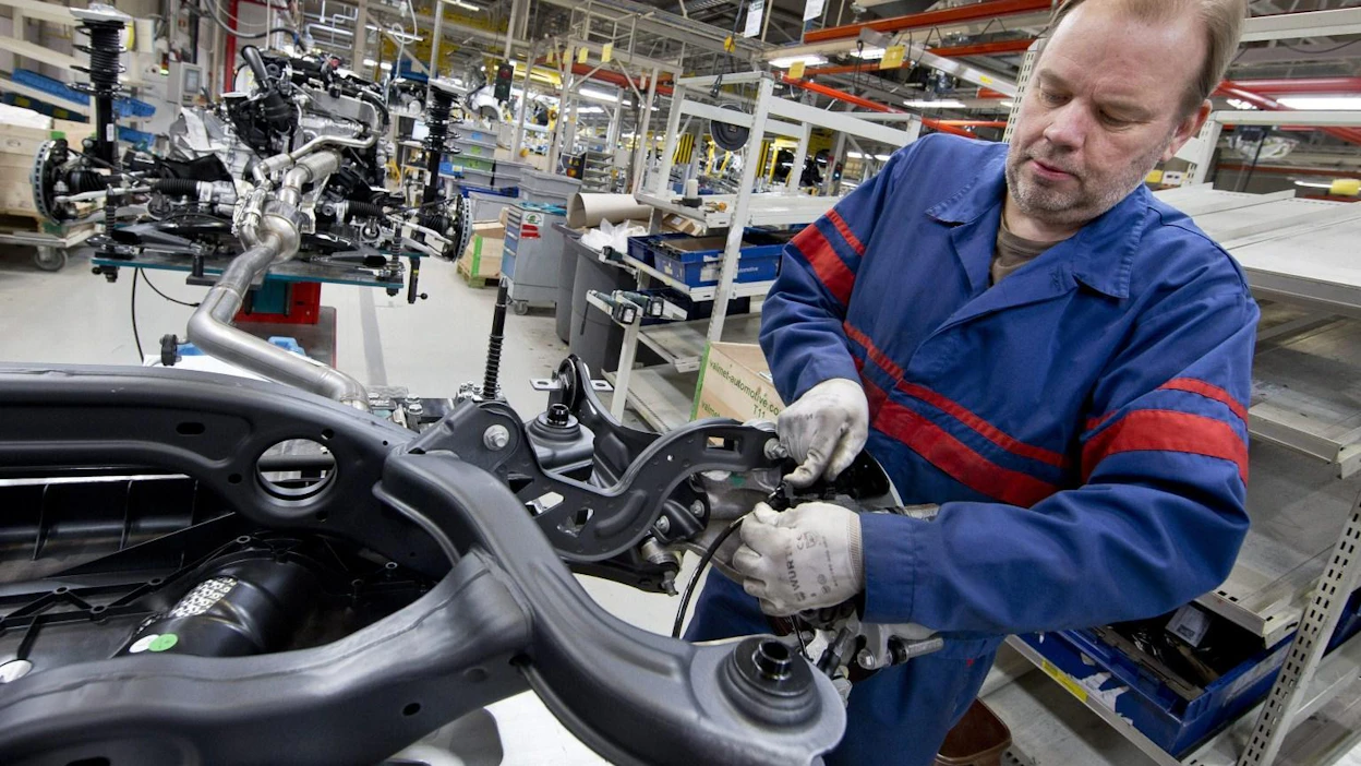 Asentaja Jorma Rusi osallistuu Mercedes-Benzin A-sarjan autojen sarjatuotantoon Valmet Automotiven Uudenkaupungin tehtaalla. LEHTIKUVA / Roni Lehti