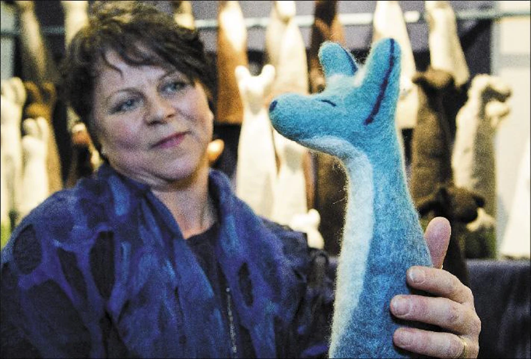 Satumainen huovutettu kettu on huopamestari Eija Pirttilahden tuotantoa. Kari Salonen