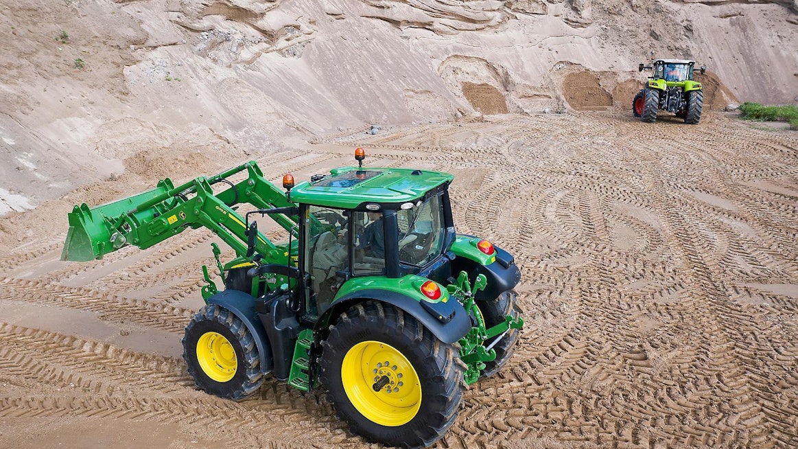 John Deere oli varustettu merkin omalla kuormaimella, jonka liikkeet olivat ripeät mutta hallinta silti tarkkaa ja miellyttävää.