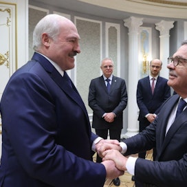 IIHF-pomo Faselin ja itsevaltaisen Lukashenkan tapaamista ehdittiin hetimiten arvostella, muun muassa Valko-Venäjän opposition puolelta. Tapaaminen alkoi lämpimällä halauksella kahden koronatartunnan läpikäyneen miehen välillä. LEHTIKUVA/AFP