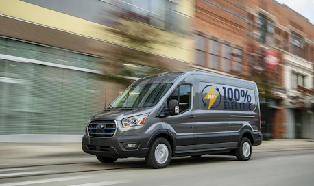 Ford on investoinut ajoneuvojen sähköistymiseen 11,5 miljardia dollaria. Tärkeä osa tästä palasesta ovat hyötyajoneuvot, joista ensimmäisenä markkinoille saapuu E-Transit vuoden 2022 keväällä. Päästövähennysten lisäksi sähköistyminen tarjoaa myös liiketoiminnallisia etuja. Pienempien huoltokustannusten ansiosta E-Transit voi vähentää kokonaiskustannuksia noin 40 prosentilla polttomoottorimalleihin verrattuna.