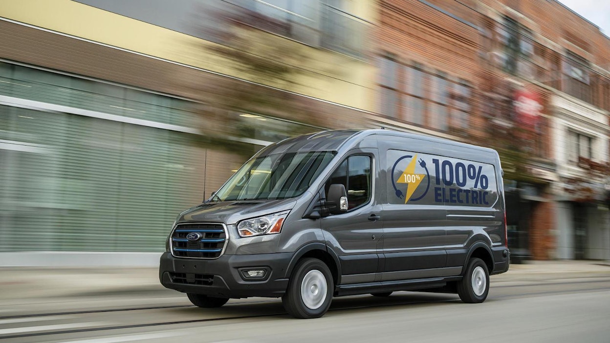 Ford on investoinut ajoneuvojen sähköistymiseen 11,5 miljardia dollaria. Tärkeä osa tästä palasesta ovat hyötyajoneuvot, joista ensimmäisenä markkinoille saapuu E-Transit vuoden 2022 keväällä. Päästövähennysten lisäksi sähköistyminen tarjoaa myös liiketoiminnallisia etuja. Pienempien huoltokustannusten ansiosta E-Transit voi vähentää kokonaiskustannuksia noin 40 prosentilla polttomoottorimalleihin verrattuna.