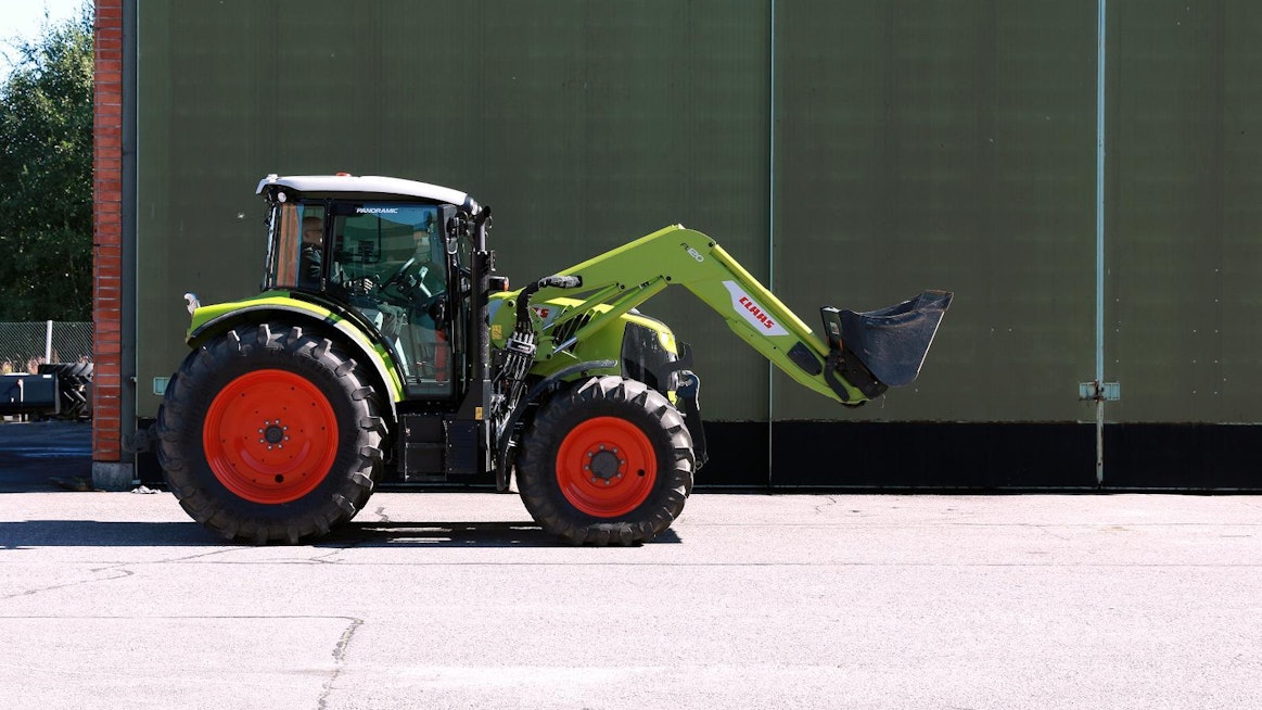 Claas on kuormatessa miellyttävä, testikonetta vaivannut aisaston liikkeen viive on korjattu uusiin Arion-malleihin. Kauha kallistuu selkeästi enemmän taakse kuin muissa traktoreissa.