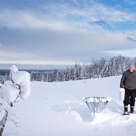 Viime viikon tiistaina Juha Hirvonen kirjasi Ilomantsin Naarvan lumensyvyydeksi 113 senttiä. Lunta ei ole ympärivuotisesti edes Naarvassa, mutta sadesumman hän havainnoi ja kirjaa joka päivä. Hirvosella on kädessään sadesumman havainnointiin tarkoitettu säiliö.