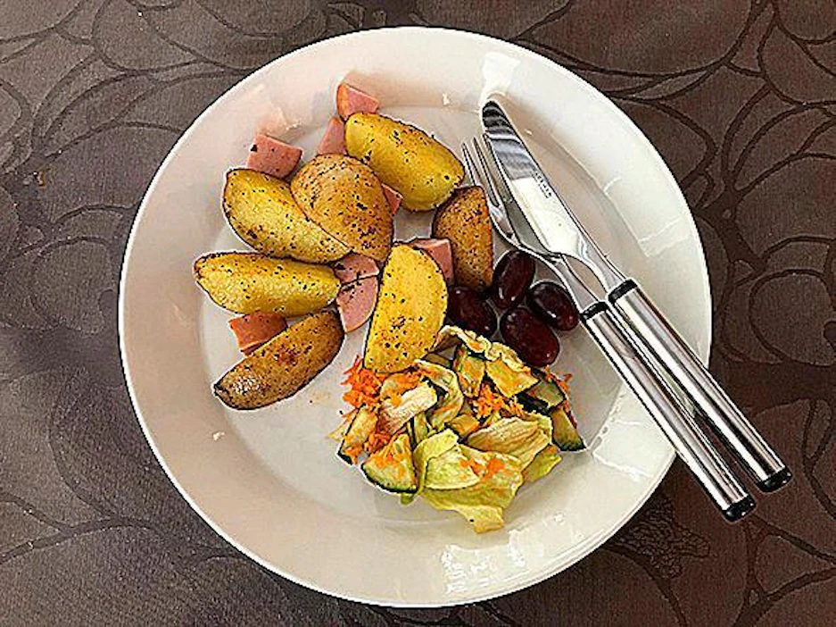 Makkaralla ja salaatilla höystetyistä veneperunoista riitti juuri ja juuri mahantäytettä neljälle ruokailijalle.