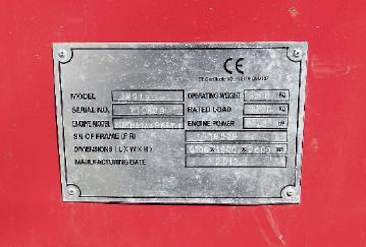 CE-kyltti on asiallisen näköinen, mutta vaatimustenmukaisuusvakuutta tai muita dokumentteja ei koneen mukana toimitettu. Koneen runkoon tai muualle ei valmistenumeroa ole merkattu.