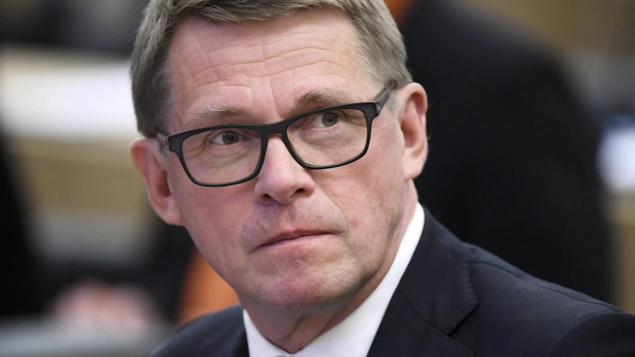 Keskustan kansanedustaja Matti Vanhasen mielestä sisäministeri Paula Risikon puheet voidaan tulkita perustuslakivaliokunnan painostamiseksi.