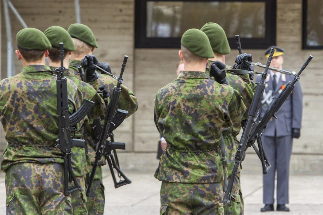 Puutiaisaivotulehduksen riskialueilla palvelevat varusmiehet saavat jatkossa TBE-rokotteen.