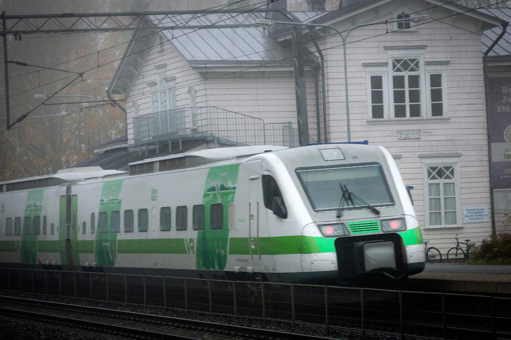 Juna ohittaa nykyisin pääradan varrella olevan Janakkalan aseman. Suunnittelurahoitusta saaneen Suomi-radan linjausta ei ole päätetty.