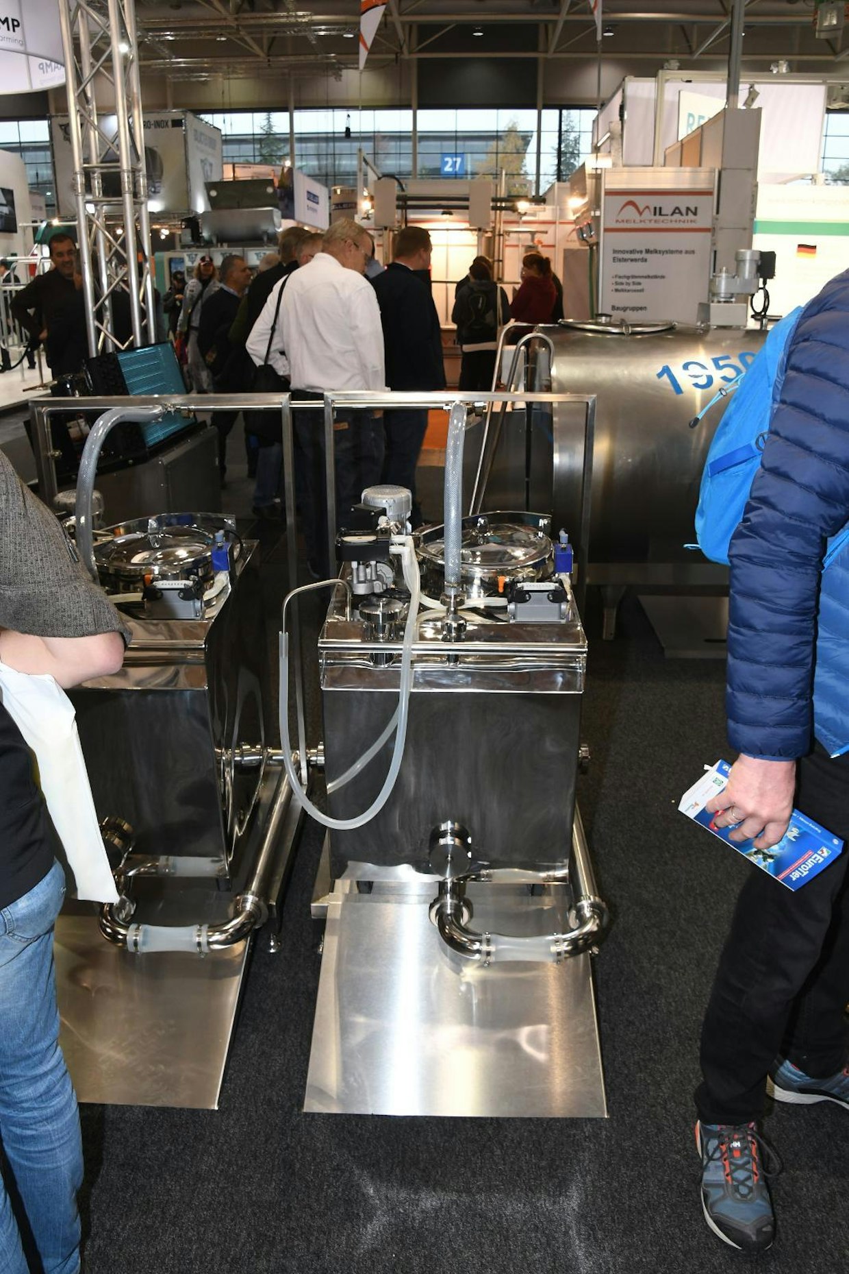 Maitotankeille on automaattipesuri joka puhdistaa tankit ennen uutta täyttöä.