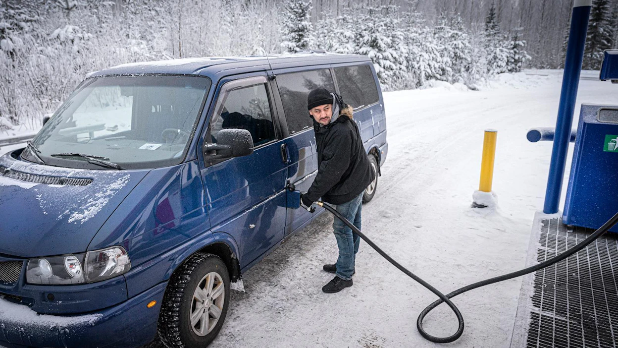 Hyrynsalmella asuva Timo Sirkkala tankkasi dieseliä lauantaina. Hänen mielestään verojen nosto ei ole oikea ratkaisu päästöjen vähentämiseksi.
