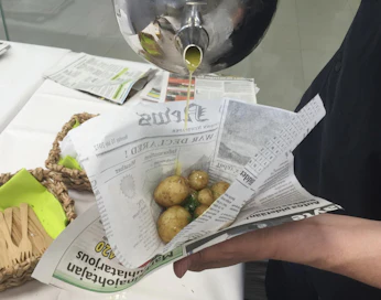 Kotimaisia varhaisperunoita, kirkastettua voita, tuoretta tilliä ja ripaus suolaa.