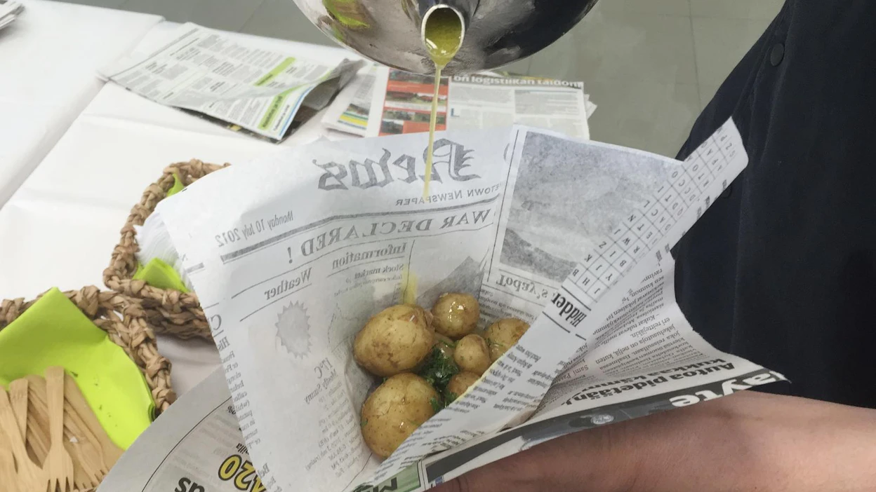 Kotimaisia varhaisperunoita, kirkastettua voita, tuoretta tilliä ja ripaus suolaa.