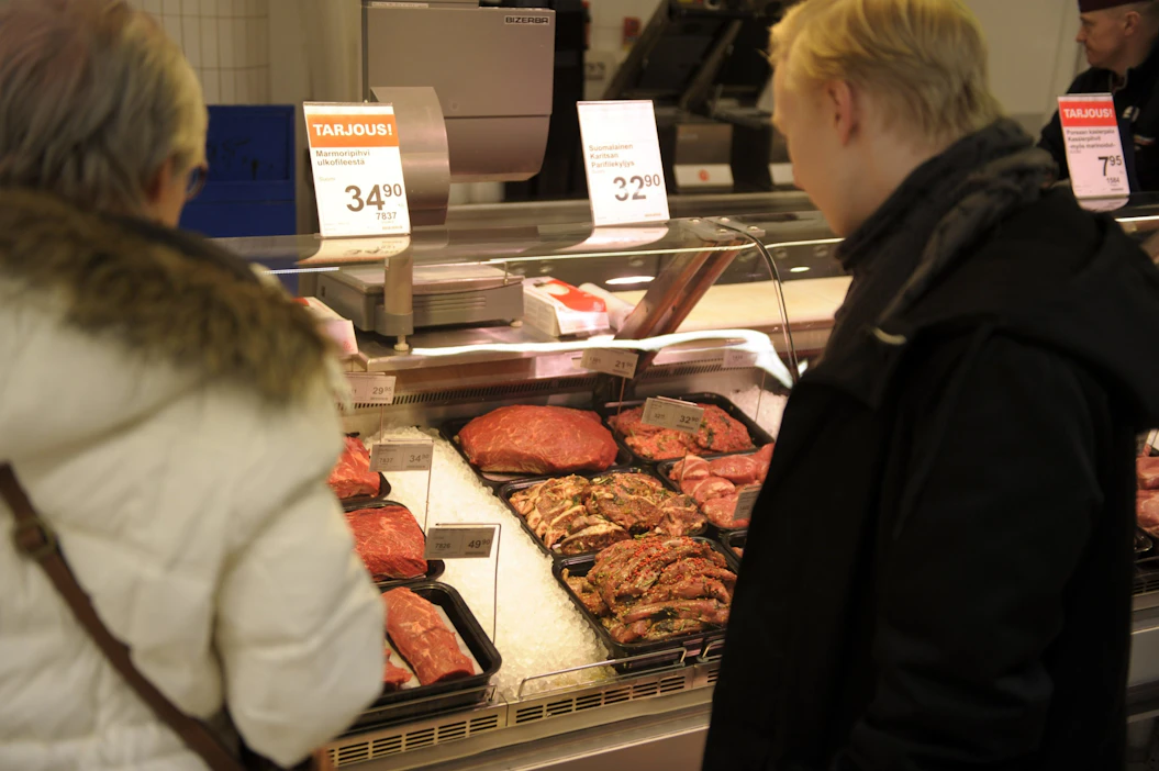Eläinperäisten tuotteiden osuutta ruokavaliossaan vähentäneiden osuus vastaajista on hieman pienentynyt vuoteen 2019 verrattuna. LEHTIKUVA / Trond H. Trosdahl.