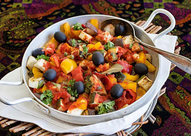 Ratatouille eli ranskalainen kasvishöystö maistuu sekä lisäkkeenä että kasvisruokana.