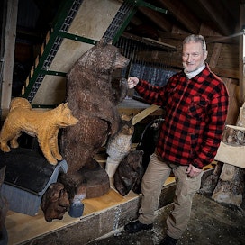 Kuvanveistäjä Pertti Karhunen veistää ateljeessaan Visulahdessa moottorisahalla kuusesta ja männystä pääsääntöisesti eläinhahmoja.