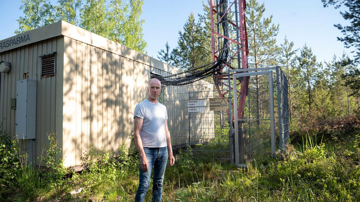 Paavo Kassari ja hänen veljensä tekivät Telian kanssa Lopella hiljattain uuden sopimuksen telemaston vuokrasta. Hän muistuttaa, että omistaja maksaa maston maapinta-alasta kiinteistöveroa vuosittain, mikä pitää ottaa huomioon vuokrassa. Viime vuosisadalla solmittujen sopimusten vuokrat olivat olemattomat verrattuna teleyhtiöiden mastoista saamaan hyötyyn.