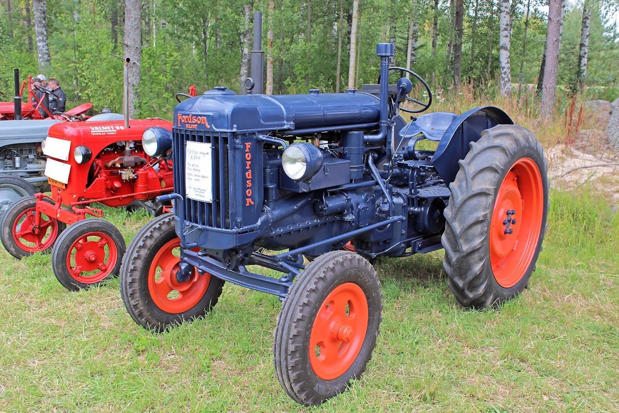 Mörkö-Majuri, ristimänimeltään Fordson Major E27N, oli 40-luvulla ylivoimaisesti eniten myyty traktorimerkki. Vuosina 1945–50 ostetuista 8 786:sta traktorista 5 139, eli 58,5 % oli Fordson Majoreita. Englannin Dagenhamin tehtaan massatuotanto ja edullinen puntakurssi mahdollistivat edullisen hinnan. Kysyntää kasvattivat myös merkin pitkä Suomi-historia, järeä yksinkertainen rakenne ja muita parempi saatavuus. Alavus (kts. myös seuraava kuva).