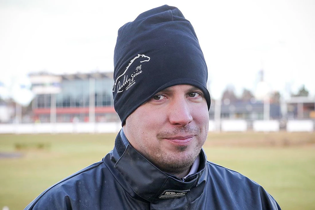 Elian Webin porukka saapui Poriin ajoissa, sillä Melissa Melkon Goldenwild's Sammy juoksi ponilähdössä. "Neljältä aamulla soi kello. Jäämme Elian Webin ja ponin kanssa Poriin yöksi", Janne Soronen kertoi.