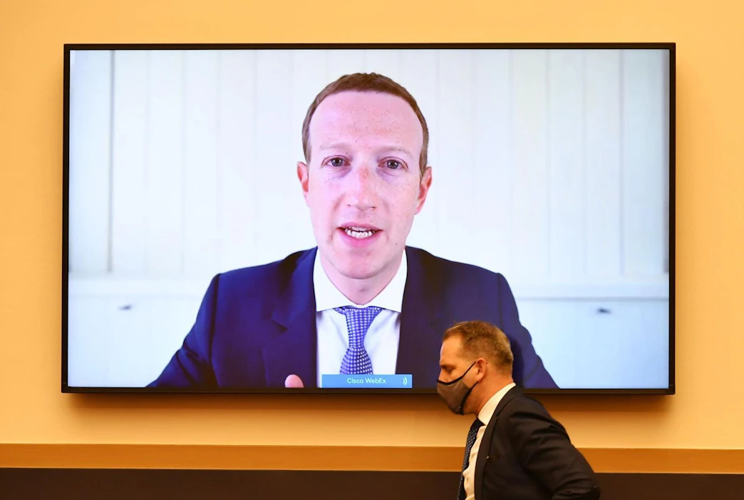 Yhtiön toimitusjohtaja Mark Zuckerberg kommentoi vuonna 2018, että alustan ei tulisi suodattaa pois julkaisuja, joissa kiistetään natsien tappaneen kuusi miljoonaa juutalaista.