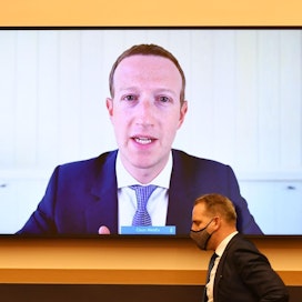 Yhtiön toimitusjohtaja Mark Zuckerberg kommentoi vuonna 2018, että alustan ei tulisi suodattaa pois julkaisuja, joissa kiistetään natsien tappaneen kuusi miljoonaa juutalaista.