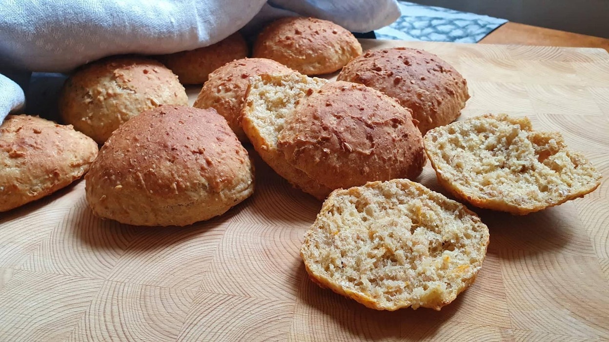 Keitetty peruna tai perunamuusi mehevöittää myös leipä- ja sämpylätaikinan.
