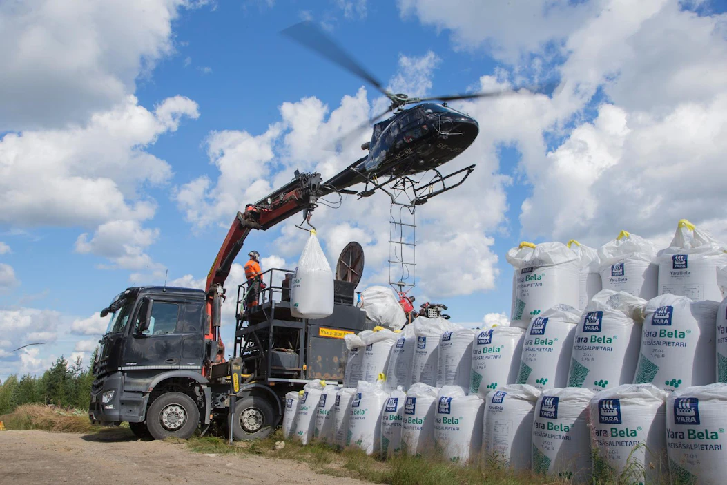 Ruotsalainen helikopteriyritys Scandair Helicopter levitti elokuun alussa 270 000 kiloa lannoitetta Sukevan yhteismetsiin ja metsänhoitoyhdistys Savotan asiakkaille.