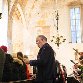 Lohjalainen Jorma Malmström käy laulamassa Kauneimpia joululauluja useamman kerran joulun alla.