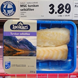 Kuluttaja tunnistaa kestävästi pyydetyn turskan pakkauksen MSC-merkistä. Kuvassa norjalaista kalaa.