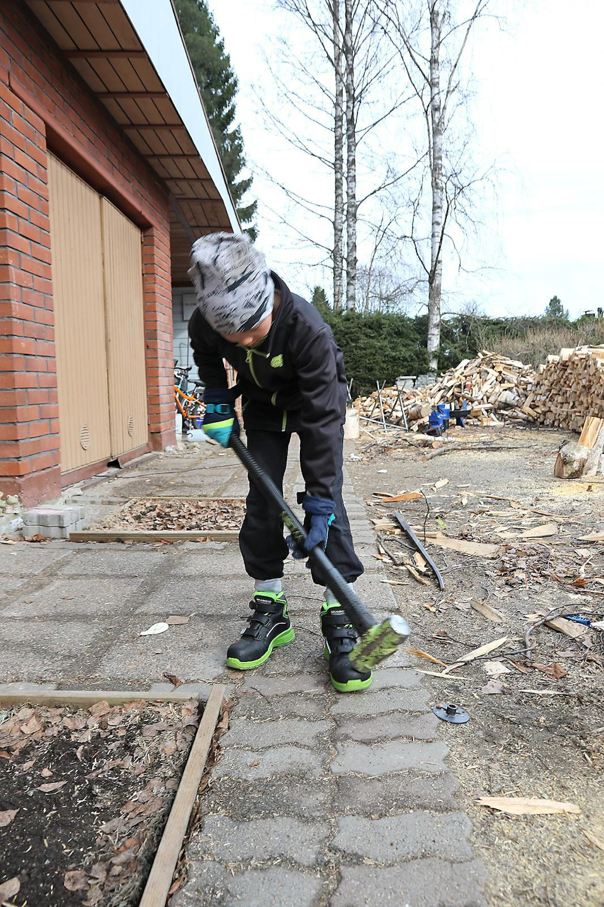 ”Löin vasaralla jalkaan, eikä sattunna yhtään!” Turvakärki ja naulaanastumissuoja parantavat pienten apulaisten turvallisuutta arjen askareissa.