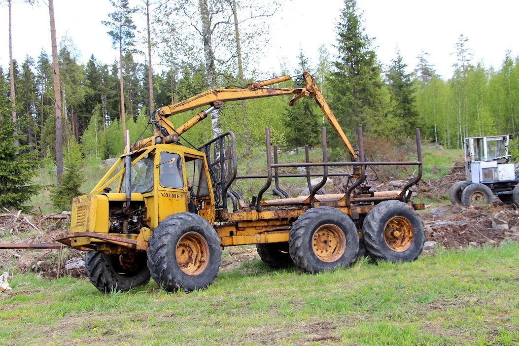 Valmet Terra 865 LM traktorin Erikoisuuteen Kuului LM telin Vakaaja valmet-terra-865-lm-traktorin-erikoisuuteen-kuului-lm-telin-vakaaja