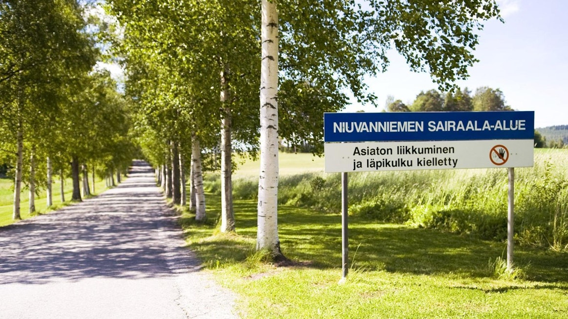 Niuvanniemen sairaala tarjoaa oikeuspsykiatrista erityistason hoitoa ja mielentilatutkimuksia. Se on toinen valtion oikeuspsykiatrisista sairaaloista. LEHTIKUVA / TIMO HARTIKAINEN