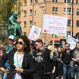 Opiskelijat aloittivat mielenosoituksensa Rautatientorilta.