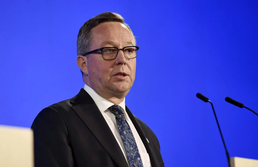 Lintilän mukaan hallitus tavoittelee ensisijassa lentoliikenteen saamista kokonaan päästökaupan piiriin.