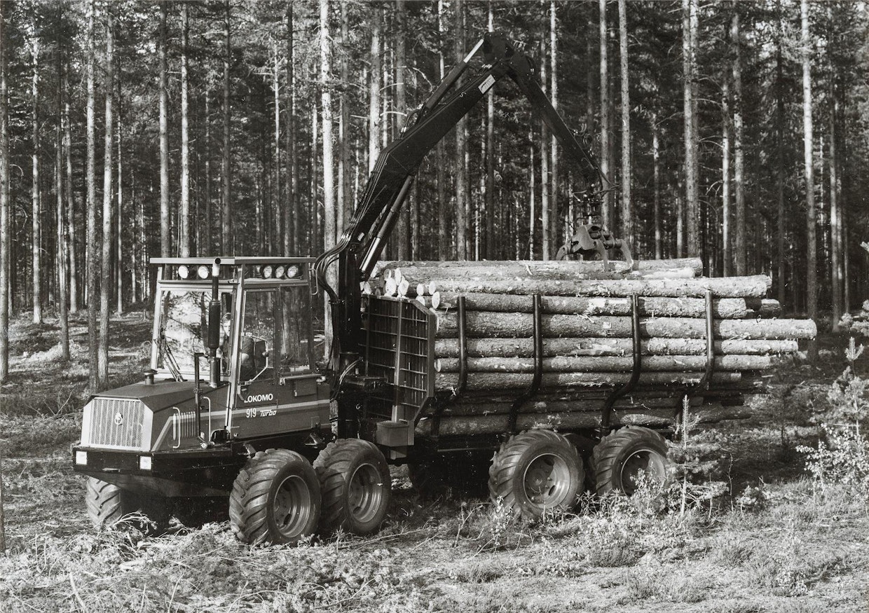 Lokomo 919 ja sen uudempi versio 919T olivat Lokomon vastaus Ösa 250:lle. Tämä malli oli saatavissa kuusi- tai kahdeksanpyöräisenä, varustettuna maastoystävällisillä matalaprofiilirenkailla. Kuitenkin vasta hieman kevyempi 909T vastasi kunnolla markkinoiden tarpeelle kevyeksi kuormatraktoriksi. (Kuva: Lusto/Metsätehon kokoelma )