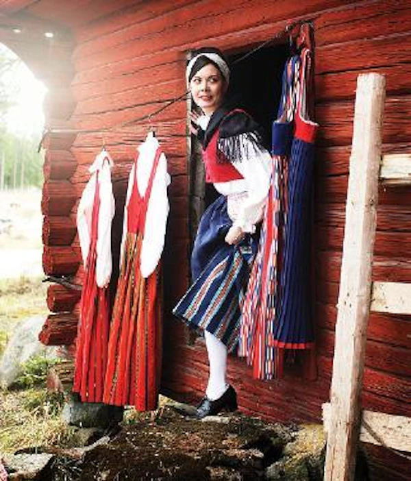 Mari Varonen toivoo, että satavuotiaan Suomen kunniaksi ihmiset ottaisivat kansallispuvut aktiiviseen käyttöön.