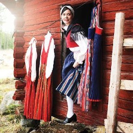 Mari Varonen toivoo, että satavuotiaan Suomen kunniaksi ihmiset ottaisivat kansallispuvut aktiiviseen käyttöön.